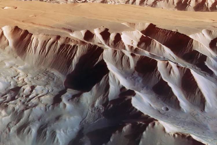 ภาพถ่ายดาวอังคารใหม่สำรวจหุบเขาที่ใหญ่ที่สุดของระบบสุริยะ