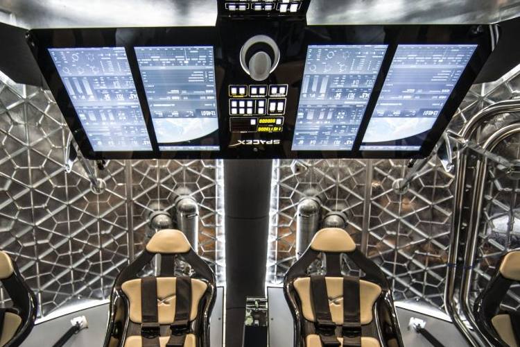 นักบินอวกาศสามารถบินบนแคปซูล SpaceX Crew Dragon